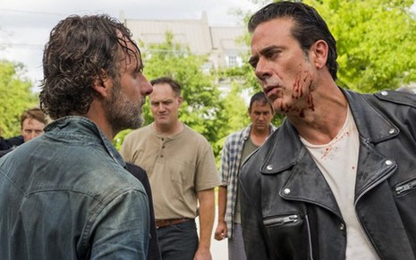 Andrew Lincoln (à esq.) e Jeffrey Dean Morgan se encaram em The Walking Dead; fratura no rosto em luta fake - Divulgação/AMC