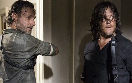  Andrew Lincoln (à esq.) e Norman Reedus em cena da oitava temporada de The Walking Dead - Divulgação/AMC