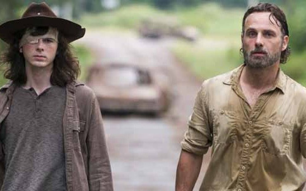 Os atores Chandler Riggs (à esq.) e Andew Lincoln na oitava temporada de Walking Dead - Divulgação/AMC
