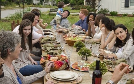 Jantar na série The Walking Dead mostrado na 7ª temporada; ao fundo Steven Yeun, o Glenn - Divulgação/AMC