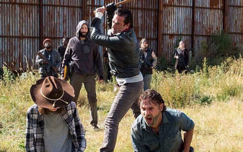 Jeffrey Dean Morgan (em pé), Chandler Riggs e Andrew Lincoln em episódio de Walking Dead - Fotos: Divulgação/AMC