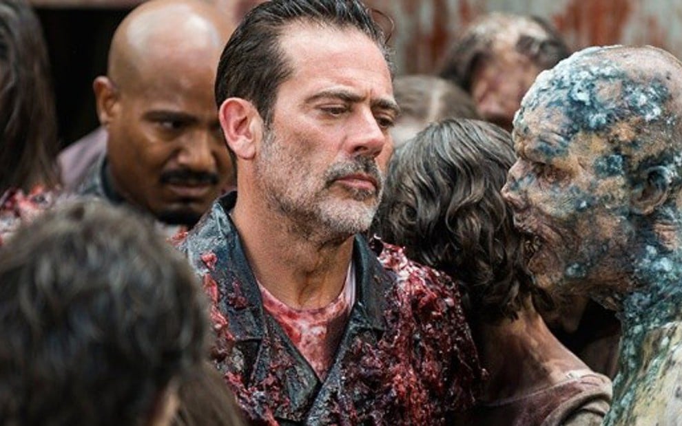 Os atores Jeffrey Dean Morgan (centro) e Seth Gilliam na oitava temporada de Walking Dead - Divulgação/AMC