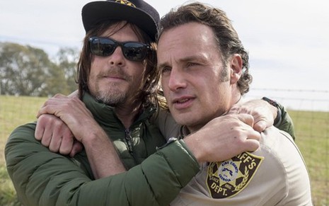 Norman Reedus e Andrew Lincoln se abraçam nos bastidores da oitava temporada de Walking Dead - Imagens: Divulgação/AMC