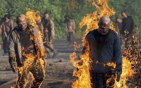 Zumbis pegam fogo em episódio da oitava temporada de Walking Dead, que volta dia 22/10 - Imagens: Divulgação/AMC