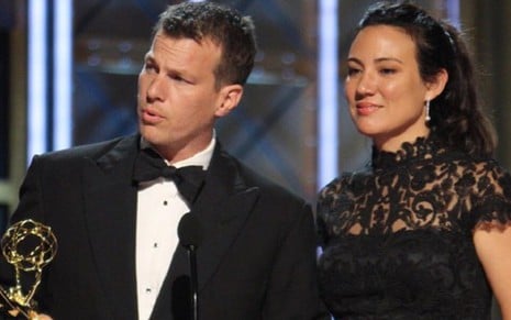 Os produtores Jonathan Nolan e Lisa Joy receberam Emmy na cerimônia de 2017; dupla vai para a Amazon - Divulgação/HBO