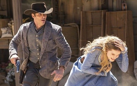 Os atores James Marsden e Evan Rachel Wood em cena da primeira temporada de Westworld - Divulgação/HBO
