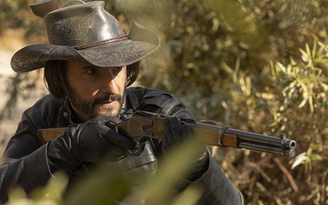 Rodrigo Santoro em foto do final da temporada de Westworld; personagem ainda está no matagal - Imagens: Divulgação/HBO