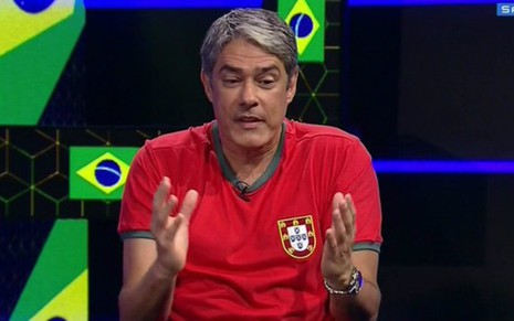 William Bonner durante participação no Zona Mista, do Sportv, em que usou camisa de Portugal - Reprodução/Sportv