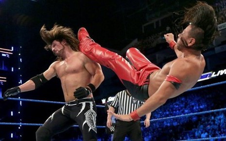Shinsuke Nakamura dá voadora em AJ Styles em evento do SmackDown em Londres, na última terça (15) - Divulgação/WWE