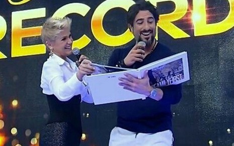 Xuxa Meneghel e Marcos Mion no especial de Natal da Record exibido nesta terça (22) - Reprodução/TV Record