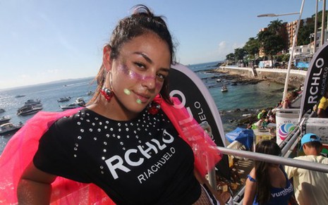 A atriz Yanna Lavigne posa com a camiseta da marca que representou no Carnaval de Salvador - Fotos: Divulgação