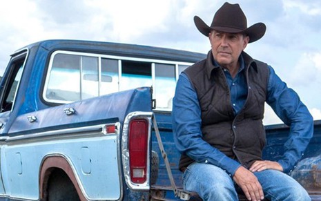 Kevin Costner na primeira temporada do drama rural Yellowstone, fenômeno na TV norte-americana - Imagens: Divulgação/Paramount Network