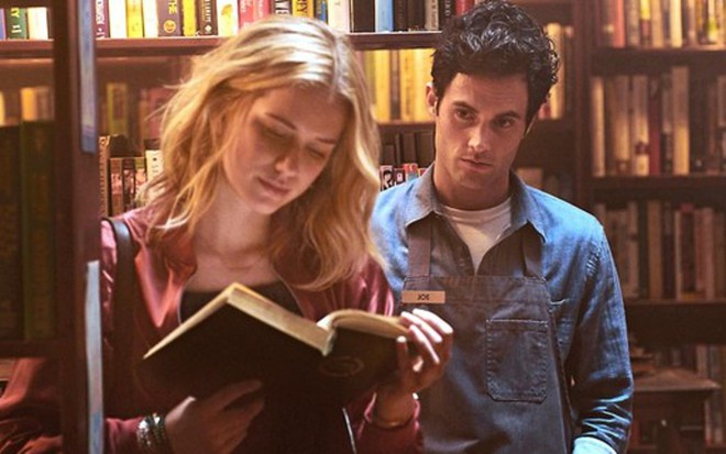 Elizabeth Lail com Penn Badgley (ex-Gossip Girl) em imagem da primeira temporada de You, série da Netflix - Divulgação/Lifetime