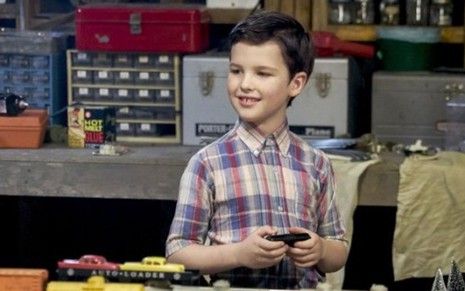 O ator Iain Armitage interpreta a versão infantil de Sheldon Cooper na nova série - Divulgação/CBS