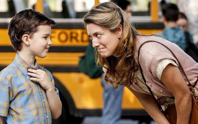 O ator Iain Armitage com Zoe Perry em cena do primeiro episódio da comédia Young Sheldon - Divulgação/CBS