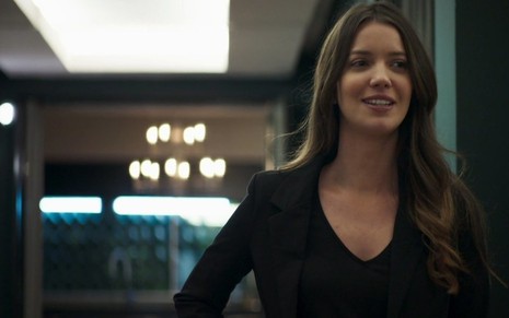 Fabiana (Nathalia Dill) vai registrar crime de Josiane (Agatha Moreira) no metrô em A Dona do Pedaço - Reprodução/Globo