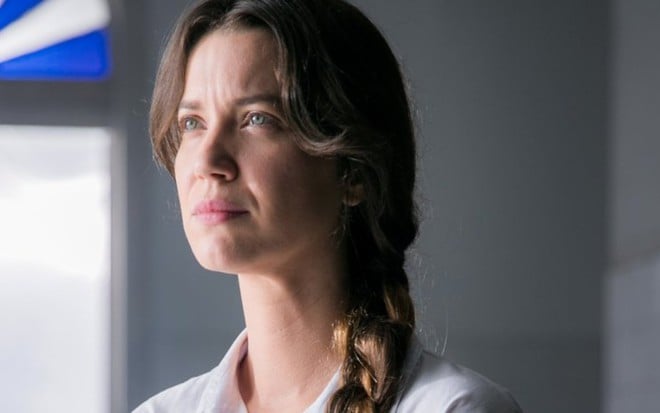 Fabiana (Nathalia Dill) reconhecerá Vivi Guedes como sua irmã ao vê-la falar em um programa de TV - Raquel Cunha/TV Globo