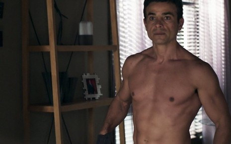O ator Anderson Di Rizzi atua sem camisa em cena da novela das nove da Globo, A Dona do Pedaço
