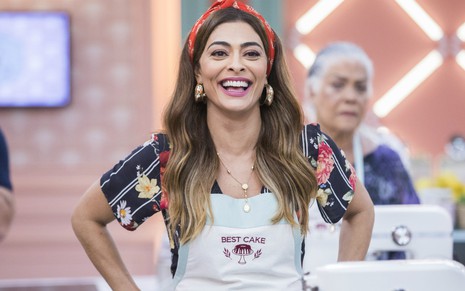 A atriz Juliana Paes em cena como Maria da Paz no cenário do reality Best Cake em A Dona do Pedaço