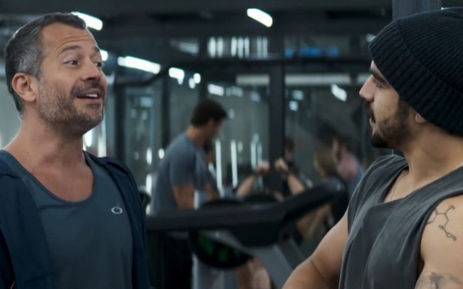 Malvino Salvador (Agno) e Caio Castro (Rock) em cena de A Dona do Pedaço: proposta indecente - Reprodução/TV Globo