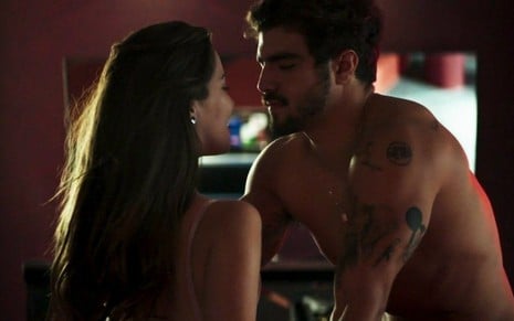 Os atores Nathalia Dill e Caio Castro em cena como Fabiana e Rock em A Dona do Pedaço