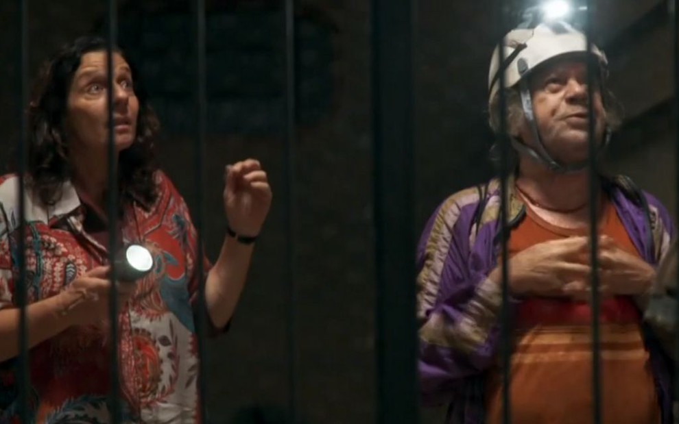 Os atores Rosi Campos e Tonico Pereira com lanternas em cena da novela A Dona do Pedaço, da TV Globo