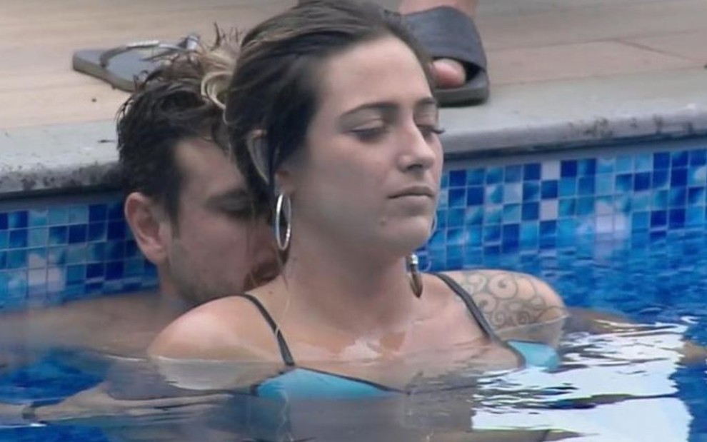 Imagem de Tati Dias e Guilherme Leão dentro da piscina de A Fazenda 11, reality show da Record