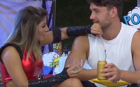 Imagem de Hariany Almeida afastando Lucas Viana, que tentou beijá-la durante festa