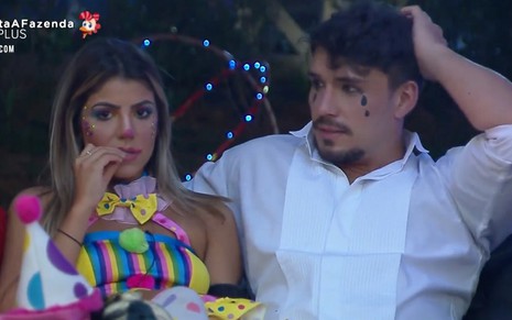 O então casal Hariany Almeida e Lucas Viana abraçados na última festa de A Fazenda 11, reality show da Record