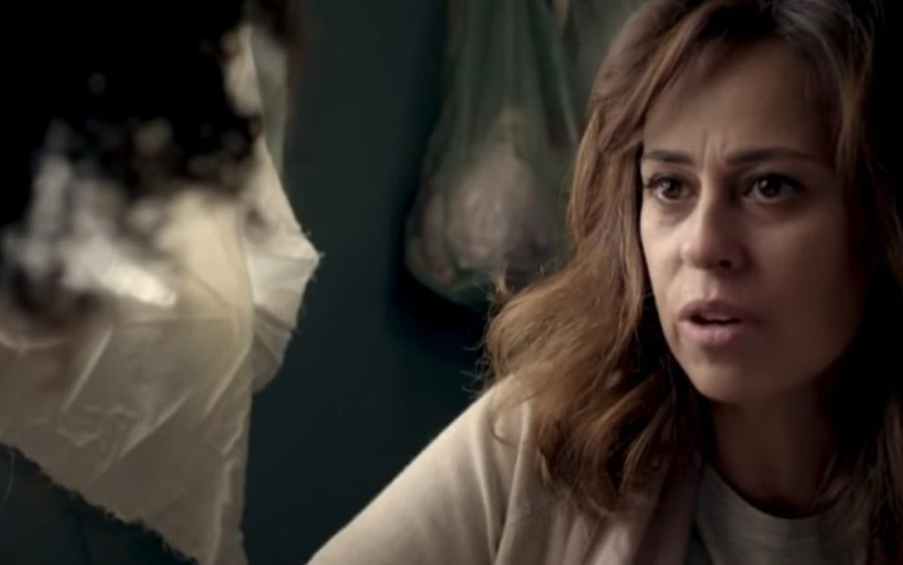 Daniela Escobar em cena como Bernarda, vilã da série A Garota da Moto que foi para a cadeia  - Reprodução/SBT