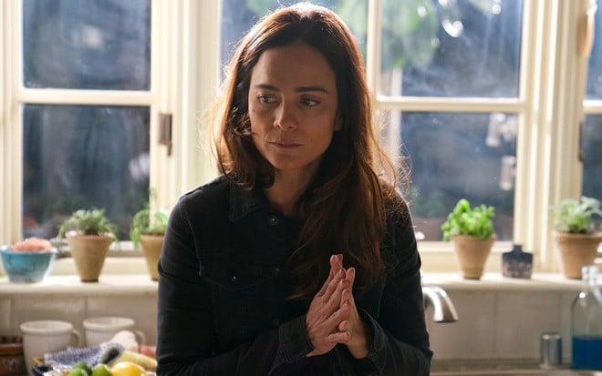 A atriz Alice Braga preocupada em cena do segundo episódio da terceira temporada de A Rainha do Sul