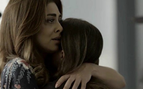 Bibi (Juliana Paes) e Aurora (Elizângela) se abraçam emocionadas no último capítulo - Reprodução/TV Globo
