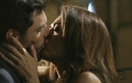 Caio (Rodrigo Lombardi) e Bibi (Juliana Paes) se beijam em cena do último capítulo - Reprodução/Globo