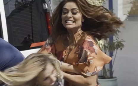 Bibi (Juliana Paes) vai arrancar os cabelos de Carine (Carla Diaz) em cena deste sábado (14) - Reprodução/TV Globo