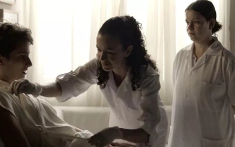 Ivan (Carol Duarte) se recupera da cirurgia de retirada dos seios no capítulo final da trama - Reprodução/TV Globo