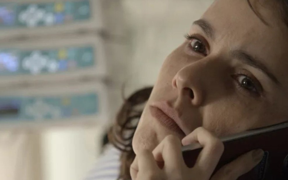 Irene (Débora Falabella) conta para comparsa que sofreu um aborto em A Força do Querer - Reprodução/TV Globo