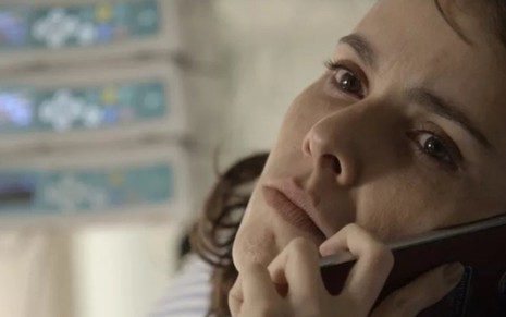 Irene (Débora Falabella) conta para comparsa que sofreu um aborto em A Força do Querer - Reprodução/TV Globo