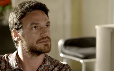Emilio Dantas (Rubinho) em cena de A Força do Querer; traficante surtará por causa de ligação - Reprodução/TV Globo
