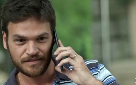Emilio Dantas (Rubinho) em A Força do Querer; malandro largará mulher sozinha em bar - Reprodução/TV Globo