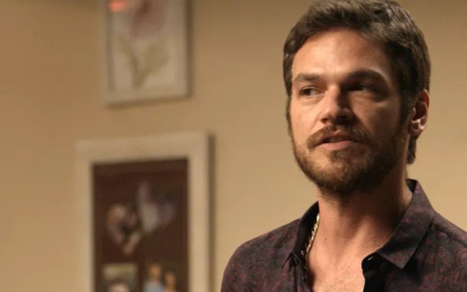 Rubinho (Emilio Dantas) vai aparecer na casa da sogra para ameaçá-la em A Força do Querer - Reprodução/TV Globo