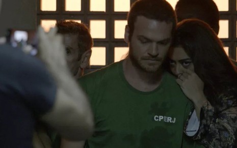 Rubinho (Emilio Dantas) e Bibi (Juliana Paes) são fotografados após flagra na trama das nove - Reprodução/TV Globo