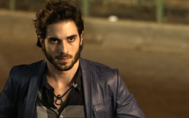 Ruy (Fiuk) deixará o bar ao dar de cara com o irmão em cena de A Força do Querer - Reprodução/TV Globo
