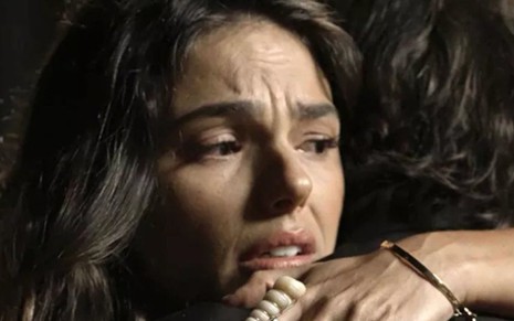 Ritinha (Isis Valverde) consola Ruy (Fiuk) em cena desta quarta-feira (4) de A Força do Querer - Reprodução/TV Globo