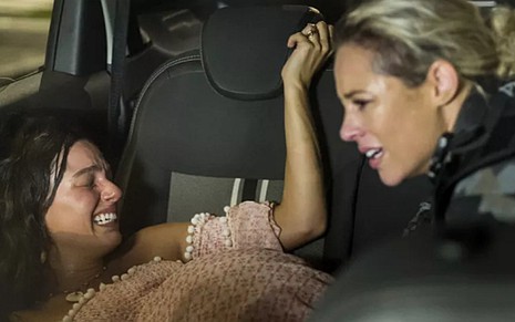 Jeiza (Paolla Oliveira) ajuda Ritinha (Isis Valverde) em parto no carro em A Força do Querer - Estevam Avellar/TV Globo