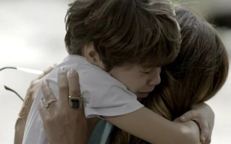 Dedé (João Bravo) se consolará nos braços da mãe após levar bronca em A Força do Querer - Reprodução/TV Globo