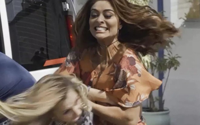 Bibi (Juliana Paes) dará surra em Carine (Carla Diaz) em cena de hoje (6) de A Força do Querer - Reprodução/TV Globo