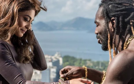 Sabiá (Jonathan Azevedo) coloca pulseirinha do camarote no braço de Bibi (Juliana Paes) - Fábio Rocha/TV Globo
