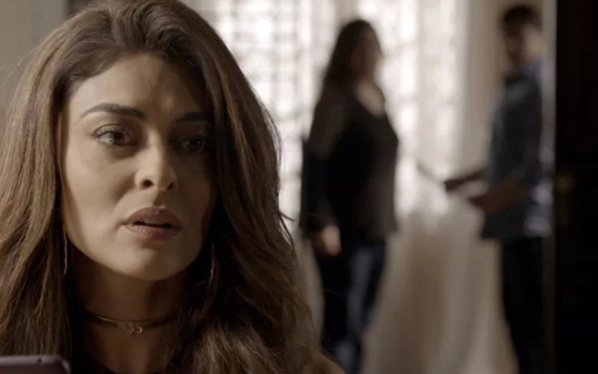 Bibi (Juliana Paes) se surpreende ao receber visita de policial em cena de A Força do Querer - Reprodução/TV Globo