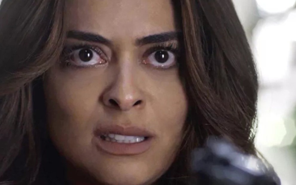 Bibi (Juliana Paes) aponta arma para o ex-marido em cena de hoje (18) de A Força do Querer - Reprodução/TV Globo