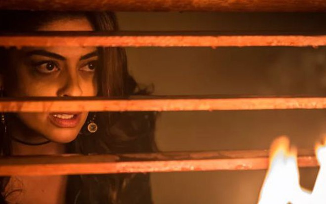 Bibi (Juliana Paes) vê o escritório do restaurante em chamas no capítulo desta segunda (19) - Artur Meninea/TV Globo